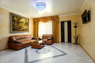 Гостевой дом Путь к солнцу Саки Семейный люкс с балконом-5