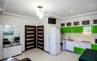 Гостевой дом Путь к солнцу Саки Семейный люкс с балконом-7