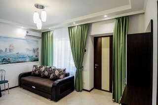 Гостевой дом Путь к солнцу Саки Семейный люкс с балконом-6