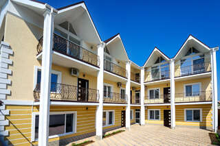 Гостевой дом Путь к солнцу Саки Семейный люкс с балконом-1